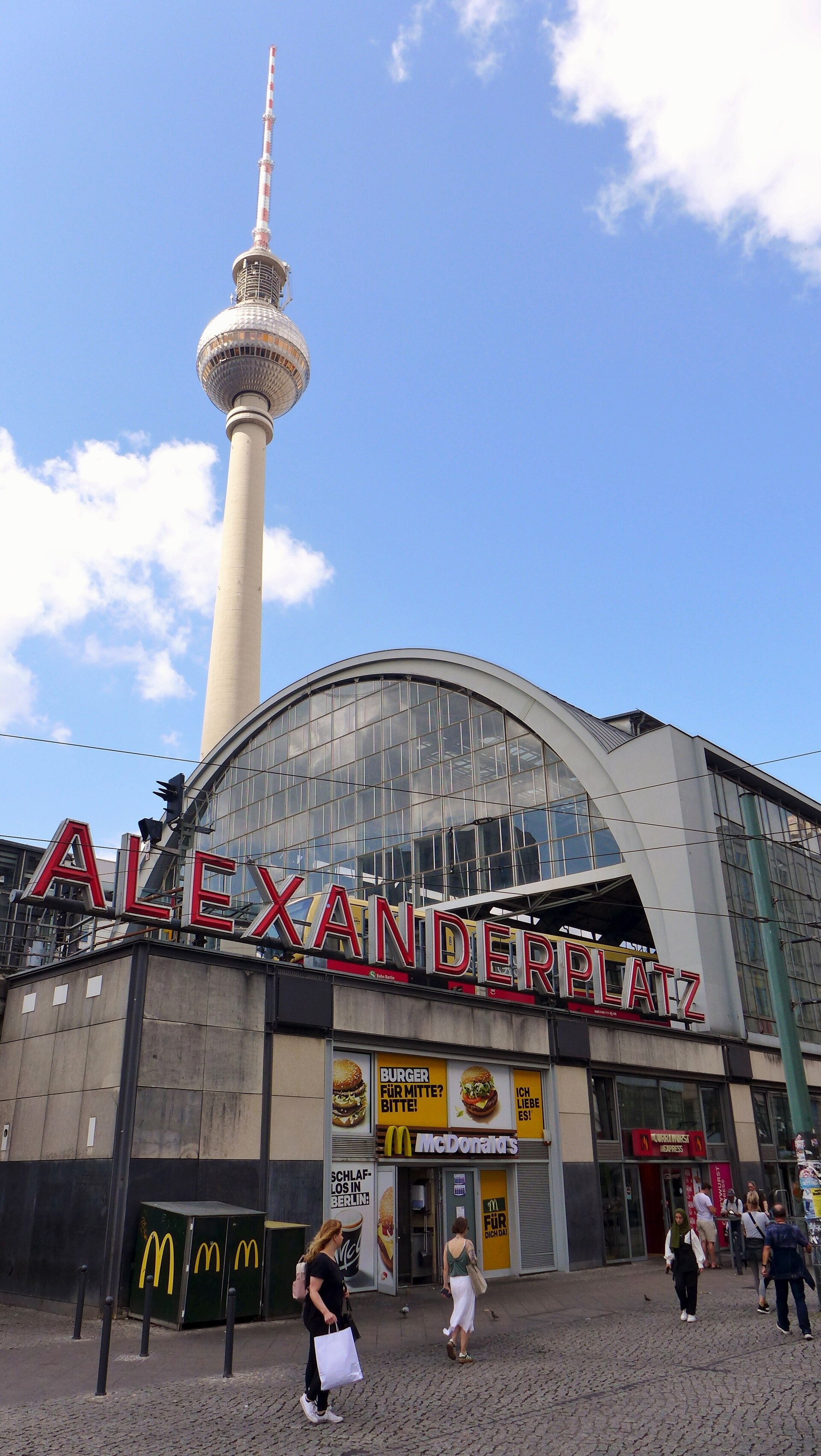 Bahnhof Alexanderplatz mit Hallendach und Fernsehturm