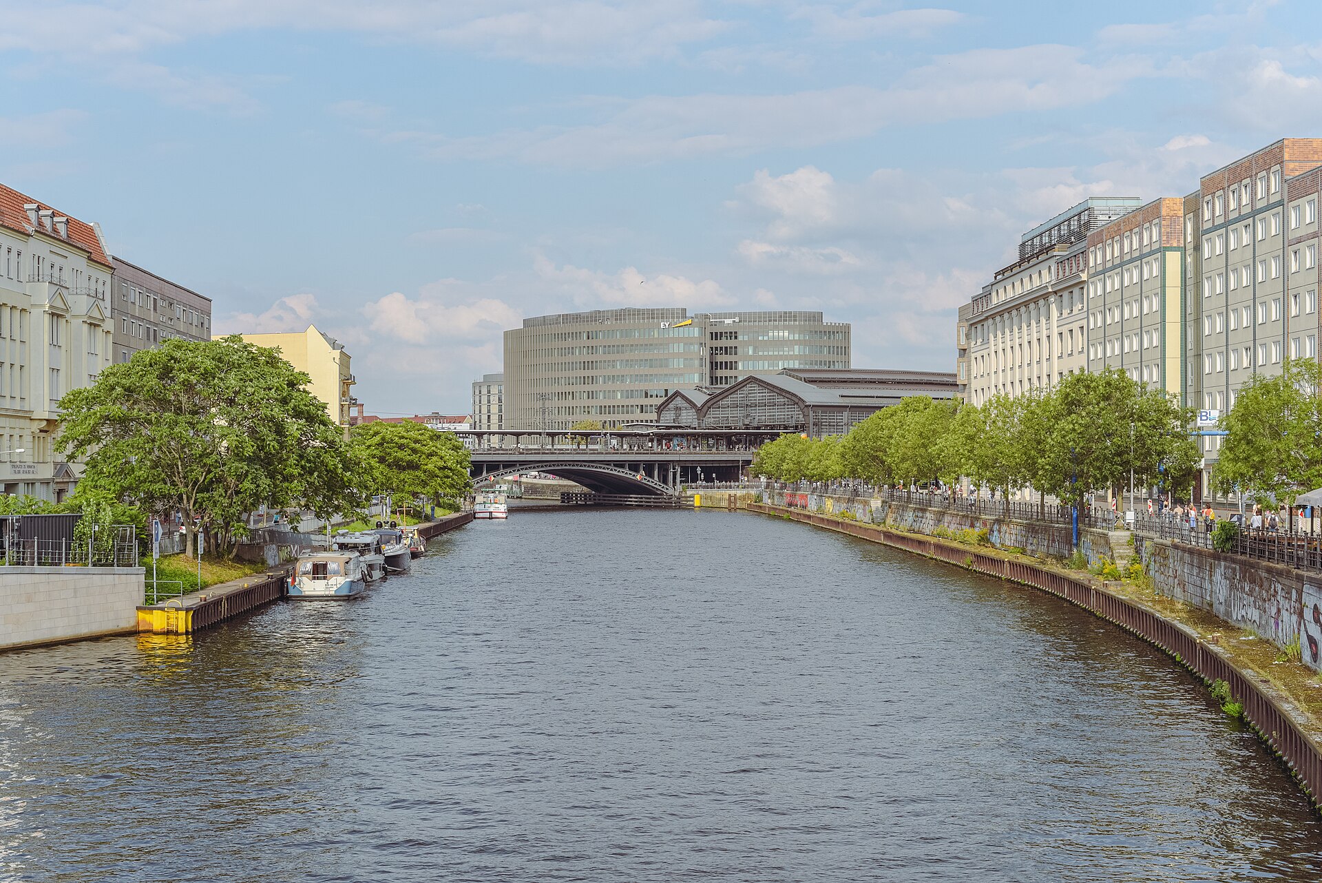 Bahnhof Friedrichstraße über der Spree