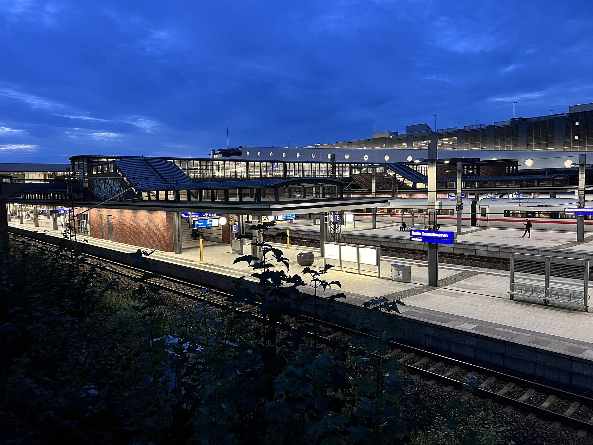 Bahnhof Gesundbrunnen mit Bahnsteigen in der blauen Stunde