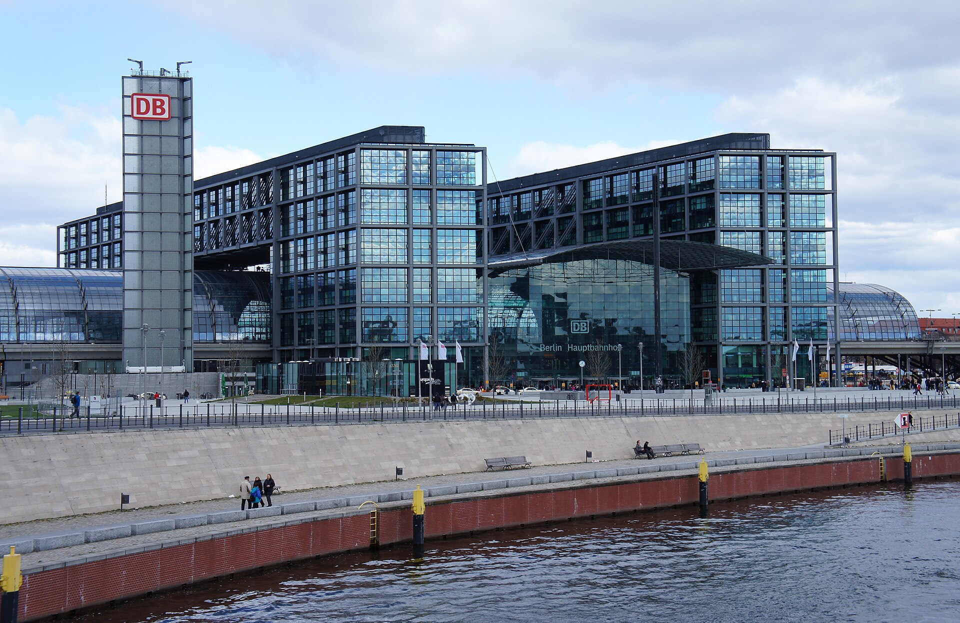 Berlin Hauptbahnhof mit der gläsernen Bahnhofshalle an der Spree