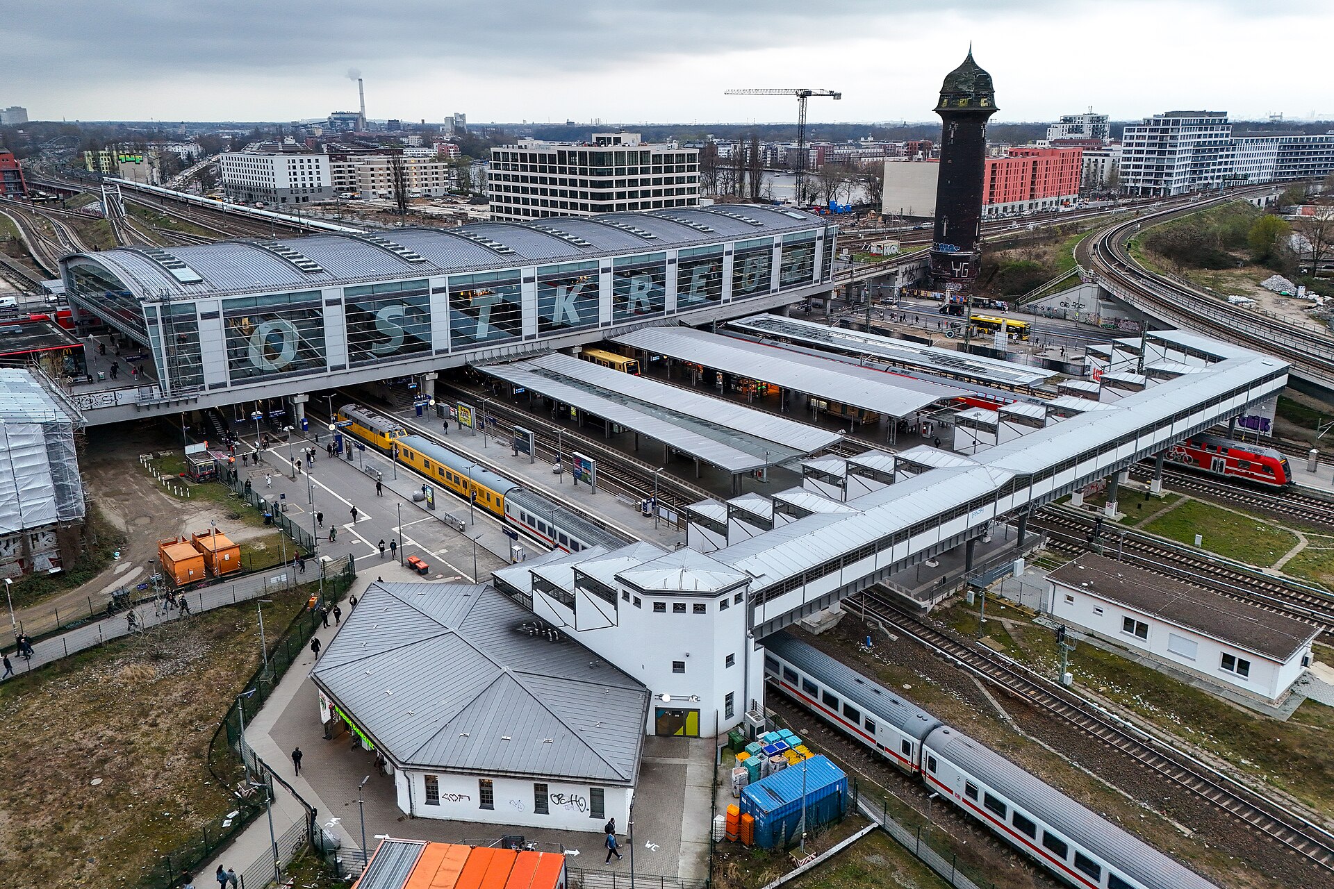 Luftbild des Bahnhofs Ostkreuz mit Ring- und Stadtbahngleisen