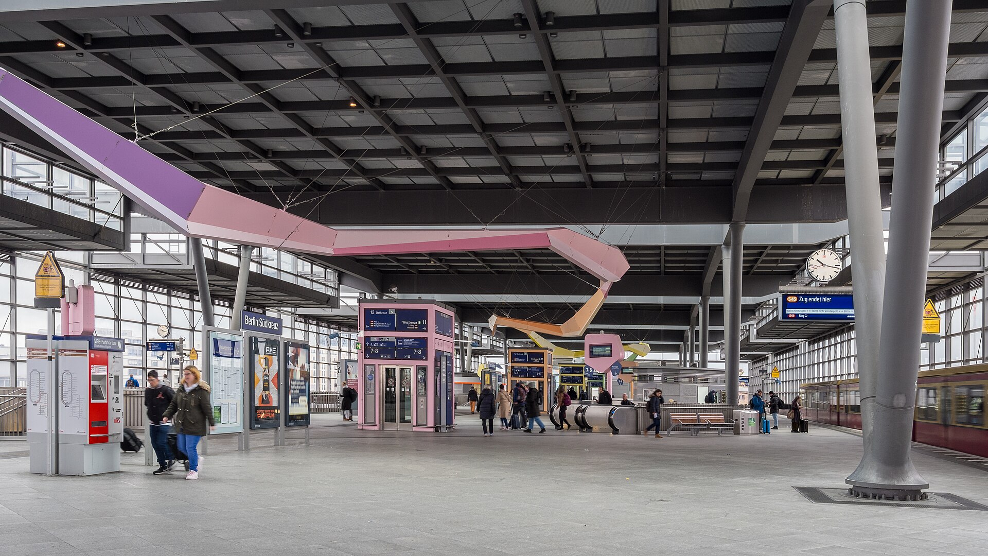Ringbahnhalle im Bahnhof Berlin Südkreuz