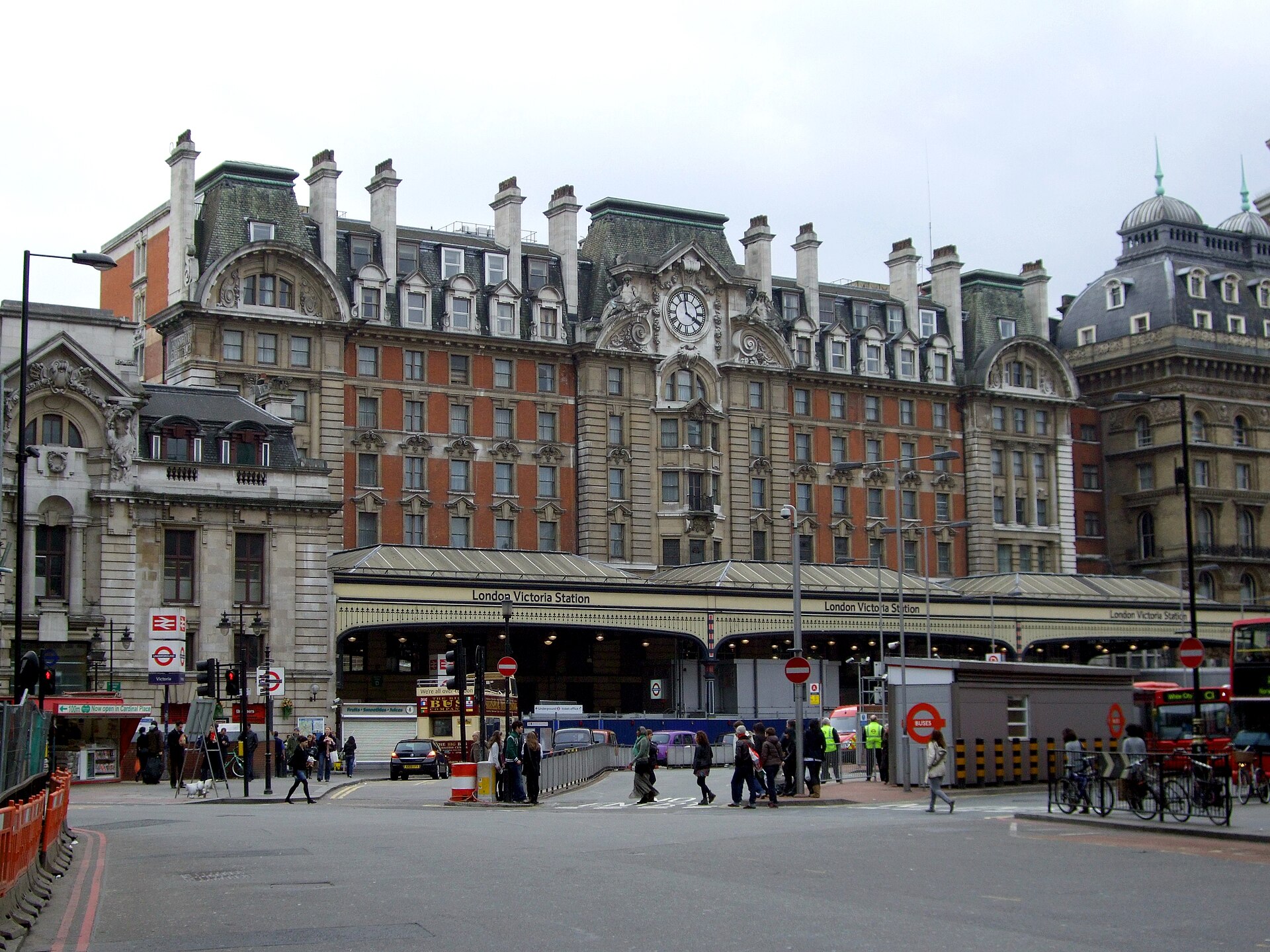 London Victoria station London — local documentary photograph