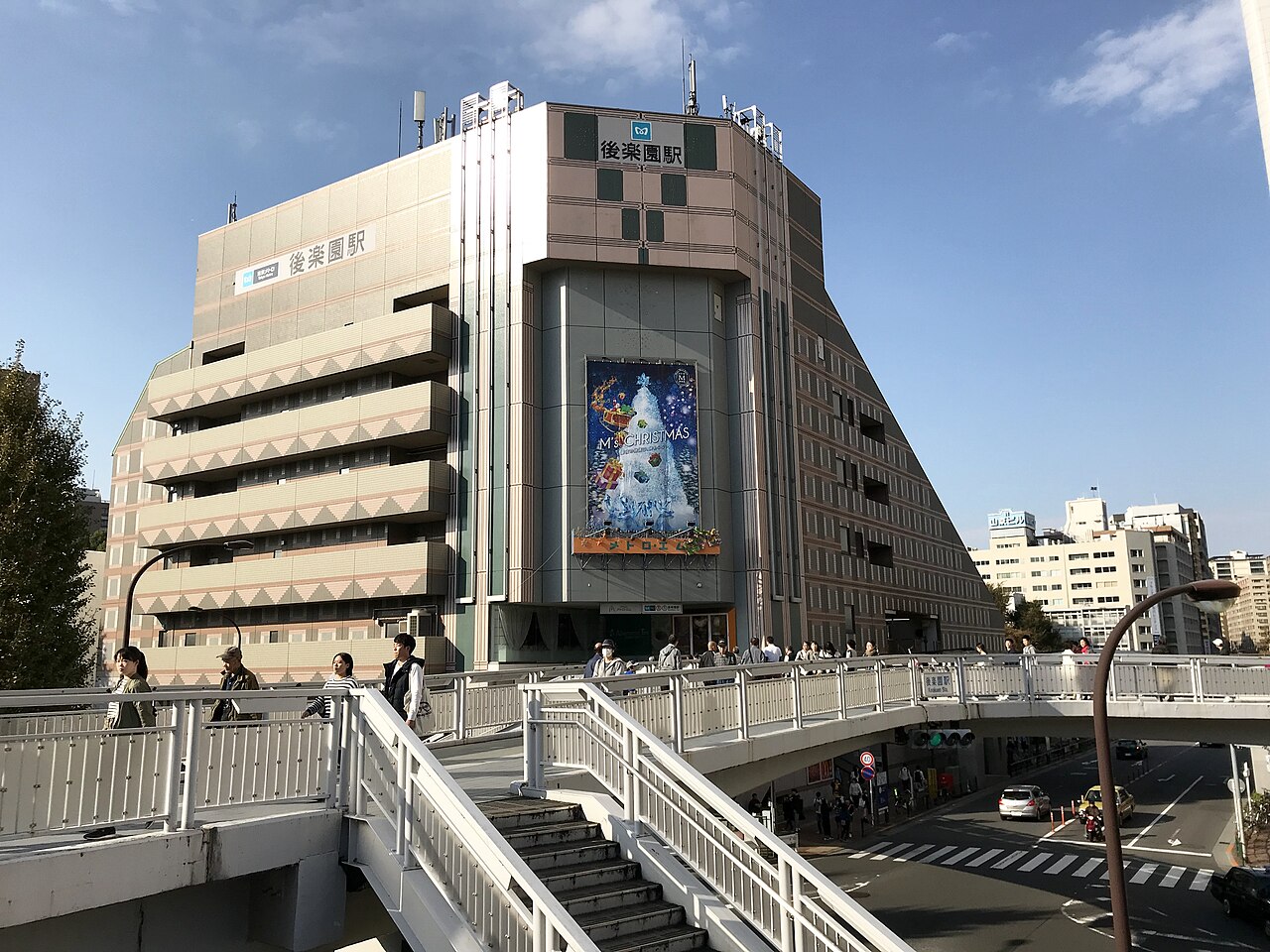 Building and viaduct of Kōrakuen Station